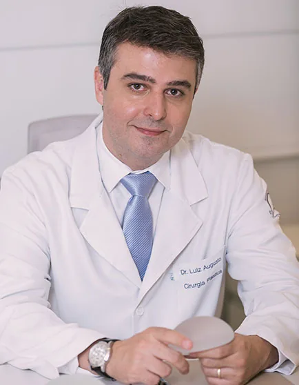 Luiz Augusto Leite de Oliveira
Cirurgião Plástico da SBCP CRM: 41.077 – RQE: 29.018
&nbsp;
Graduação em Medicina pela Faculdade de Medicina de Itajubá (FMIt)
&nbsp;
Residência médica em Cirurgia Geral e Cirurgia Geral Avançada (R3) em Belo Horizonte (Hospital São Francisco de Assis, Hospital Mater Dei e Hospital Vila da Serra)
&nbsp;
Membro do Colégio Brasileiro de Cirurgiões (CBC)
&nbsp;
Residência médica em Cirurgia Plástica – Hospital Felício Rocho em Belo Horizonte – MG
&nbsp;
Título de especialista pela Sociedade Brasileira de Cirurgia Plástica (SBCP)
&nbsp;
Membro Titular da Sociedade Brasileira de Cirurgia Plástica (SBCP)